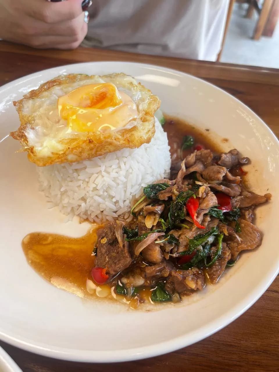 ผัดกะเพราราดข้าว โปะไข่ดาว