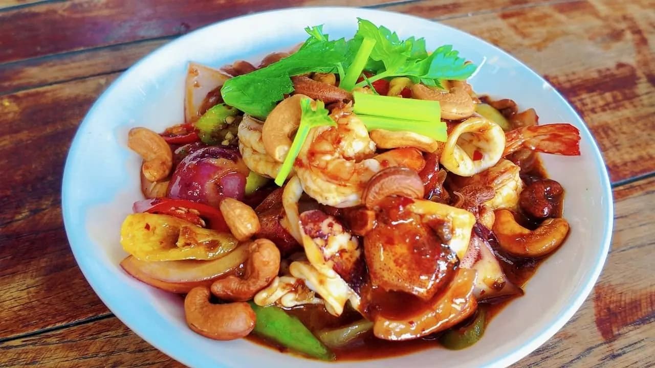 ผัดเม็ดมะม่วงหิมพานต์กับหมึกและหอมใหญ่