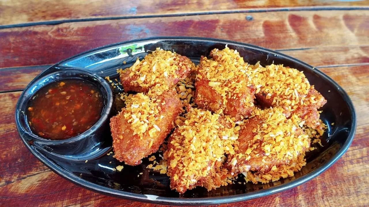 ไก่ทอดโรยกระเทียมเจียว กับน้ำจิ้ม