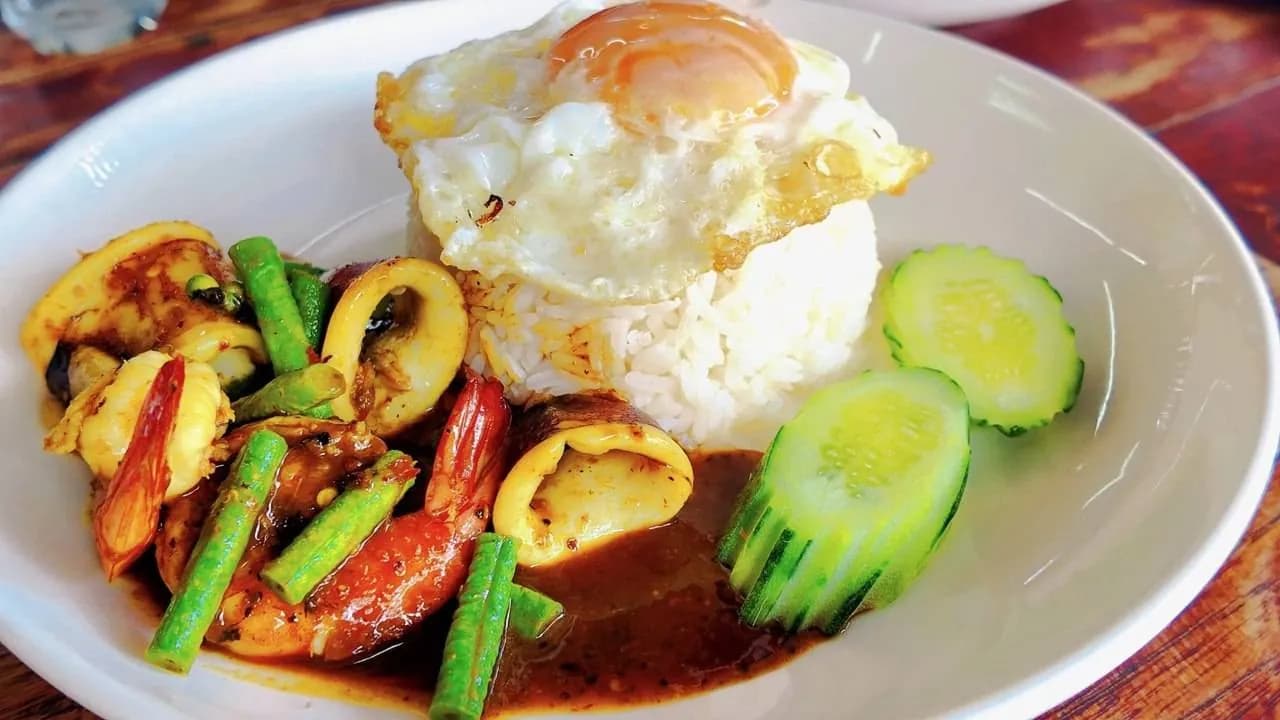 ผัดพริกแกงทะเลกับถั่วฝักยาว ราดข้าว โปะไข่ดาว