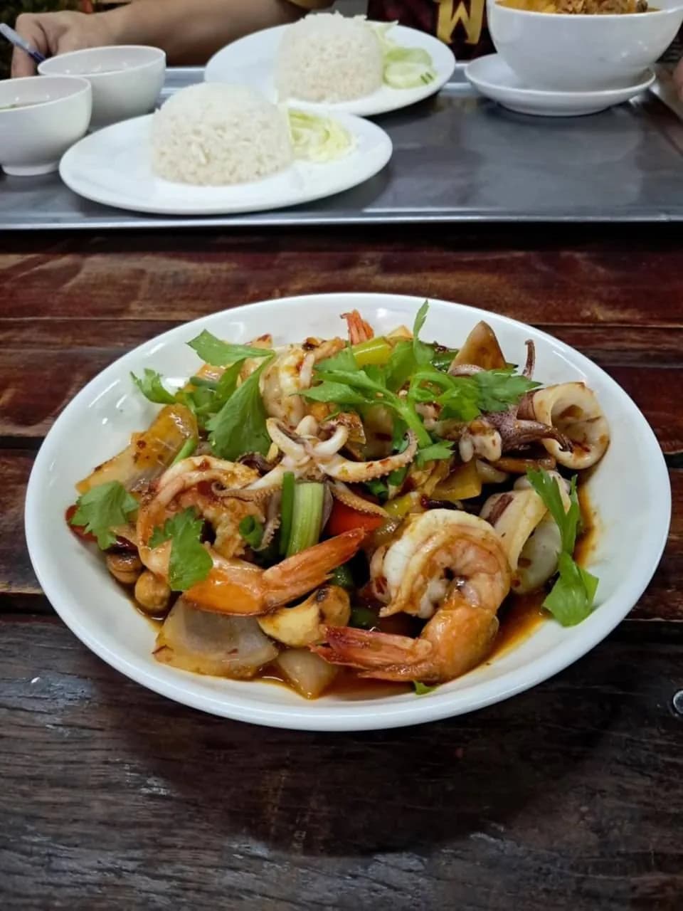 ผัดทะเลกับผัก กุ้งและหมึก