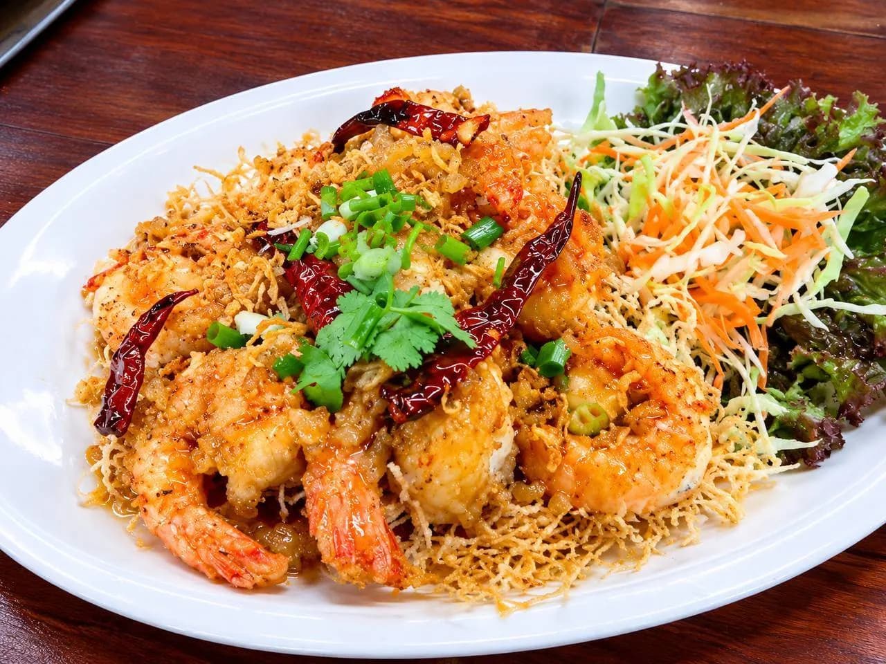 กุ้งทอดกรอบราดซอสมะขาม โรยพริกแห้ง