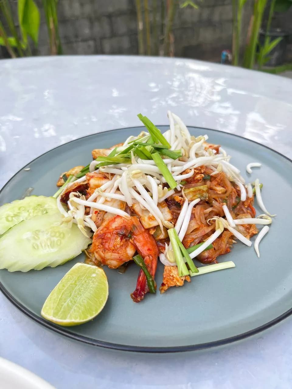 ผัดไทยกุ้ง ถั่วงอก มะนาว และแตงกวา